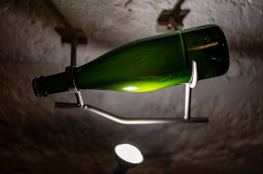 Lees maya hücreleri, mağaralardaki şişe mayalanmasından kalma, Moezel, Mosel nehri kıyısındaki Lüksemburg ülkesinin güney kesiminde geleneksel kreft köpüklü şarap üretim metodu. Şarap turu.