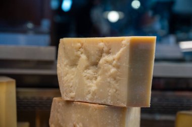 Geleneksel İtalyan yemekleri, 36 aylık mağaralardaki İtalyan parmesan peyniri Parmigiano-Reggiano, İtalya 'dan çiftçi pazarında satılık.