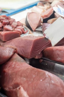 Balıklar, karidesler, karidesler, karidesler, deniz kabukları, buzdaki yumuşakçalar Jerez de la Frontera, Endülüs, İspanya 'da balık pazarında.