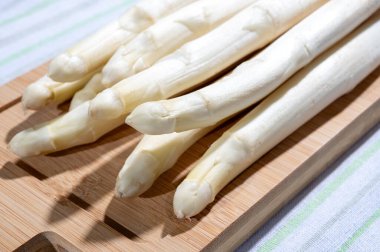 Bahar mevsimi, yeni Hollanda hasadı, Alman, Fransız beyaz kuşkonmazı, çiğ beyaz kuşkonmaz.