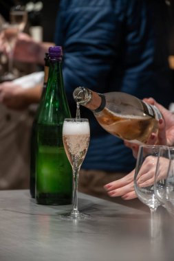 Beyaz şarap tatmak, Lüksemburg 'daki Moselle Nehri vadisindeki mağaralarda, şarap turu ve ziyaret mağaralarında geleneksel şampanya metodları.