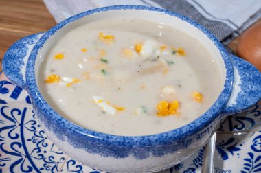 Bahar mevsimi, çiğ beyaz kuşkonmazdan ev yapımı krema çorbası pişmiş yumurta, yeni Hollanda hasadı, Alman beyaz kuşkonmazı.