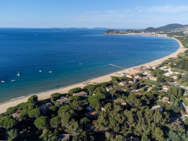 Botlardaki hava manzarası, Plage du Debarquement 'in berrak mavi suyu Cavalaire-sur-Mer ve La Croix-Valmer yakınlarındaki kumlu plaj, Fransız Riviera, Var, Provence, Fransa yaz tatili