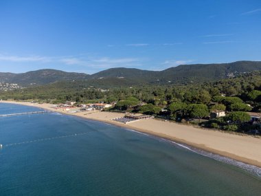 Botlardaki hava manzarası, Plage du Debarquement 'in berrak mavi suyu Cavalaire-sur-Mer ve La Croix-Valmer yakınlarındaki kumlu plaj, Fransız Riviera, Var, Provence, Fransa yaz tatili