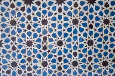 Eski şato, Sevilla ya da Granada, Endülüs, İspanya 'daki süslü renkli ortaçağ seramik duvarları. Arapça mudejar stili süsleme arkaplan duvar kağıdı
