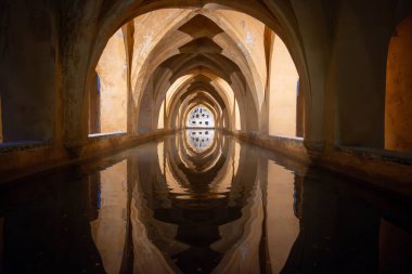 İspanya 'nın eski tarihi Endülüs kasabası Seville' deki eski su deposu. Evlere, sokaklara, binaların mimari detaylarına bak. Seyahat hedefi.