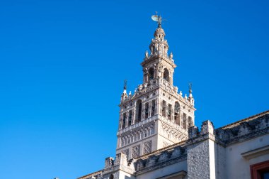 İspanya 'nın eski tarihi Endülüs kasabası Seville, Katedral Kilisesi' nde yürüyorum. Evlere, sokaklara, binaların mimari detaylarına bak. Seyahat güzergahı. Endülüs 'te yaz.