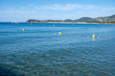 Sabah manzarası berrak mavi su ve Plage du Debarquement rıhtımında beyaz kumlu sahil Cavalaire-sur-Mer ve La Croix-Valmer, Fransız Riviera, Var, Fransa yaz tatili