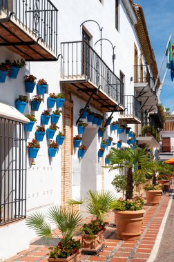 Costa del Sol 'un incisi, renkli Marbella turistik kasabası, beyaz evleri, dekorasyonu, dar sokakları ve çiçekleri olan eski kasaba manzarası, Endülüs, İspanya