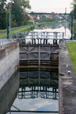 Conde-sur-Marne, yeşil Marne nehri manzaralı. Şampanyada sonbahar şarabı Epernay, Fransa yakınlarında bölge yapıyor. Şampanyayla seyahat, Grand Est.