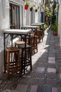 Costa del Sol 'un incisi, renkli Marbella turistik kasabası, beyaz evleri, dekorasyonu, dar sokakları ve çiçekleri olan eski kasaba manzarası, Endülüs, İspanya