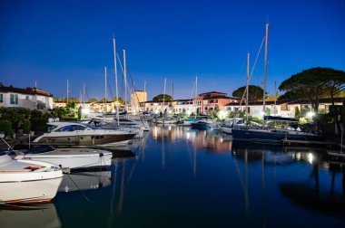 Fransız Riviera, seyahat ve yaz deniz gezisi, evlere, çatılara, kanallara ve Fransa 'nın güneyindeki Port Grimaud, Var, Provence' e gece görüşü