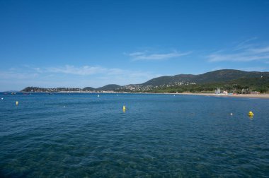 Sabah manzarası berrak mavi su ve Plage du Debarquement rıhtımında beyaz kumlu sahil Cavalaire-sur-Mer ve La Croix-Valmer, Fransız Riviera, Var, Fransa yaz tatili