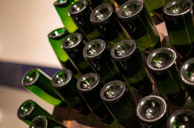 Mağaralardaki şişelerde ikinci fermantasyon, Moezel, Mosel nehri kıyısındaki Lüksemburg ülkesinin güney kesiminde geleneksel köpüklü şarap üretim metodu. Şarap turu.