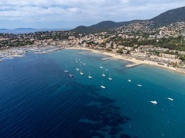 Botlardaki hava manzarası, Plage du Debarquement 'in berrak mavi suyu Cavalaire-sur-Mer ve La Croix-Valmer yakınlarındaki kumlu plaj, Fransız Riviera, Var, Provence, Fransa yaz tatili