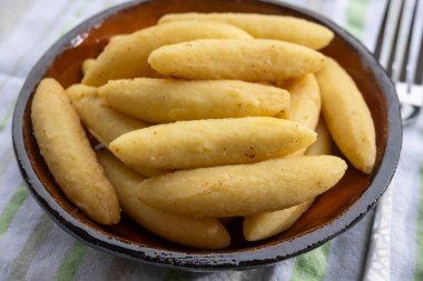 Schupfnudel veya Fingernudel, parmak eriştesi, hamur köftesi veya kalın erişte, Alman ve Avusturya mutfağı, Orta Avrupa kopytka ve İtalyan gnocchi 'sine benzer.