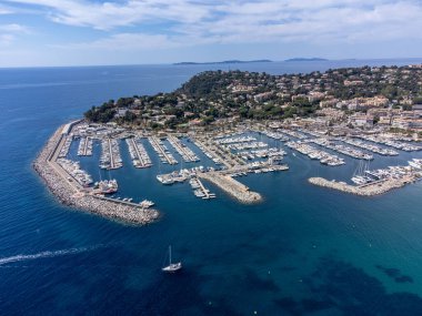 Yat teknelerinde hava manzarası, Cavalaire-sur-Mer yakınlarındaki beyaz kumlu sahil kristal berrak mavi deniz, Fransız Riviera, Var, Provence, Fransa yaz tatili