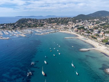 Yat teknelerinde hava manzarası, Cavalaire-sur-Mer yakınlarındaki beyaz kumlu sahil kristal berrak mavi deniz, Fransız Riviera, Var, Provence, Fransa yaz tatili