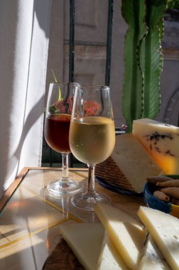 Sherry fino, manzanilla, olorosso şarabı, Jerez de la Frontera, Cadiz, Endülüs, İspanya 'nın eski kesimindeki Endülüs evinde servis edilen palomino beyaz üzümünden yapılmış güçlendirilmiş şarap.