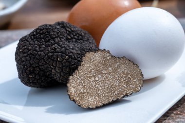 Mantarlı Fransız omleti, taze çiftçiler tavuk yumurtaları ve lezzetli aromalı mantar yemekleri yapmak için siyah yaz mantarı parçaları.