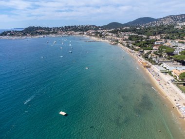 Botlardaki hava manzarası, Plage du Debarquement 'in berrak mavi suyu Cavalaire-sur-Mer ve La Croix-Valmer yakınlarındaki kumlu plaj, Fransız Riviera, Var, Provence, Fransa yaz tatili