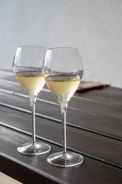 Brut tatma ve rezerv Grand cru şampanya köpüklü şarap geleneksel yöntem tarafından üretilen Şampanya, Fransa, Mesnil-sur-Oger, yakın