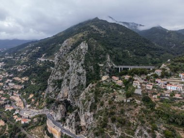 San-Remo yakınlarındaki Ventimiglia, Grimaldi köyündeki Fransız-İtalyan sınırından İtalyan Riviera ve mavi Akdeniz 'e renkli manzara, seyahat yeri, panoramik manzara, evler ve bahçeler