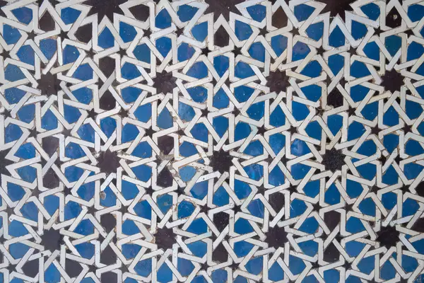 Eski şato, Sevilla ya da Granada, Endülüs, İspanya 'daki süslü renkli ortaçağ seramik duvarları. Arapça mudejar stili süsleme arkaplan duvar kağıdı
