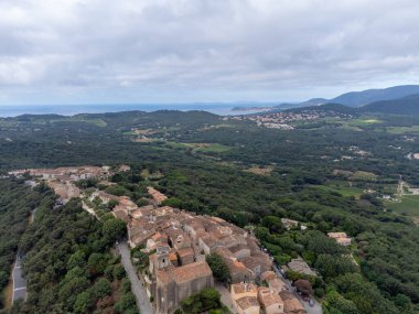 Yeşil tepeler, çam ağaçları ve meşe ağaçları, evler, Aziz Tropez körfezi, Gassin köyü, üzüm bağları, Provence, Var, Fransa