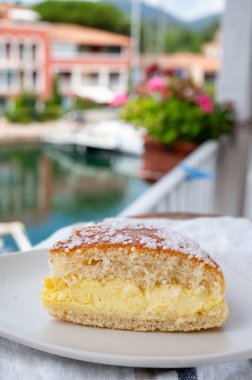 Fransız Riviera keki, Port Grimaud limanındaki yat limanında Tarte Tropezienne keki, Fransa 'nın Provence kentinde yaz tatili, kapanış.