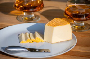 Aziz Paulin kremalı, yumuşak Fransız peyniri. Pastörize inek sütünden yapılmış. Trappist keşişler tarafından hazırlanmış.