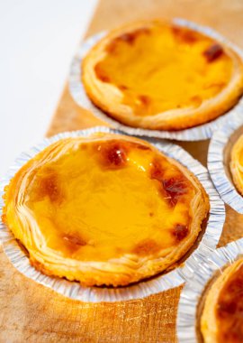 Portekiz 'in geleneksel tatlı tatlısı Pastel de nata yumurtalı kremalı tart pastası. Beyaz arka planda yakın plan.