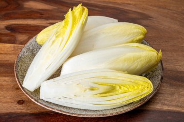 Taze organik hindiba salatası yenmeye hazır Belçika ve Hollanda 'da geleneksel kış mevsimi yemekleri