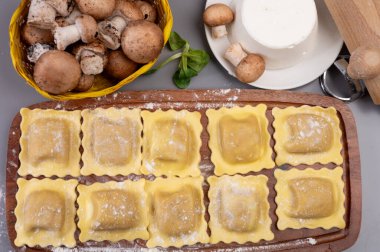 İtalyan yemeği, taze ev yapımı makarna ravioli köftesi ricotta yumuşak peynirli ve şampiyon porcini mantarlı, Parma, Emilia Romagna, İtalya, kapatın.