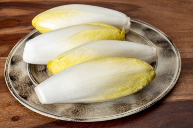 Taze organik hindiba salatası yenmeye hazır Belçika ve Hollanda 'da geleneksel kış mevsimi yemekleri