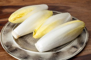 Taze organik hindiba salatası yenmeye hazır Belçika ve Hollanda 'da geleneksel kış mevsimi yemekleri