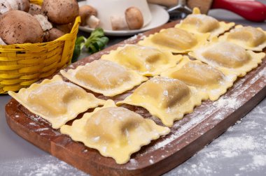 İtalyan yemeği, taze ev yapımı makarna ravioli köftesi ricotta yumuşak peynirli ve şampiyon porcini mantarlı, Parma, Emilia Romagna, İtalya, kapatın.