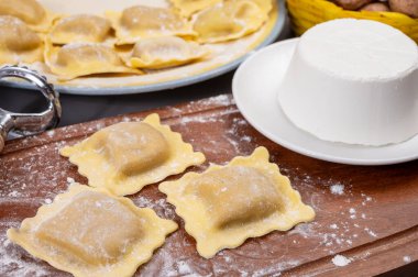 İtalyan yemeği, taze ev yapımı makarna ravioli köftesi ricotta yumuşak peynirli ve şampiyon porcini mantarlı, Parma, Emilia Romagna, İtalya, kapatın.