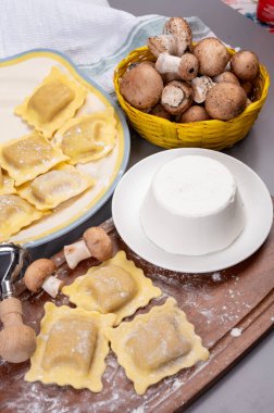 İtalyan yemeği, taze ev yapımı makarna ravioli köftesi ricotta yumuşak peynirli ve şampiyon porcini mantarlı, Parma, Emilia Romagna, İtalya, kapatın.