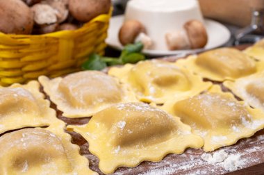 İtalyan yemeği, taze ev yapımı makarna ravioli köftesi ricotta yumuşak peynirli ve şampiyon porcini mantarlı, Parma, Emilia Romagna, İtalya, kapatın.