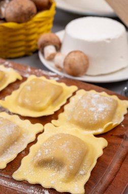İtalyan yemeği, taze ev yapımı makarna ravioli köftesi ricotta yumuşak peynirli ve şampiyon porcini mantarlı, Parma, Emilia Romagna, İtalya, kapatın.