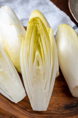 Taze organik hindiba salatası yenmeye hazır Belçika ve Hollanda 'da geleneksel kış mevsimi yemekleri