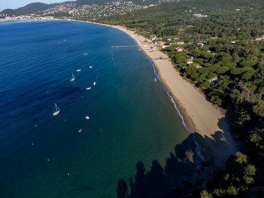 Botlardaki hava manzarası, Plage du Debarquement 'in berrak mavi suyu Cavalaire-sur-Mer ve La Croix-Valmer yakınlarındaki kumlu plaj, Fransız Riviera, Var, Provence, Fransa yaz tatili