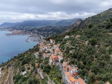 Fransız Riviera, Menton, Monte-Carlo ve Monako ve mavi Akdeniz 'in hava manzarası Grimaldi köyü, Ventimiglia' daki Fransız-İtalyan sınırından, seyahat yeri, yukarıdan panoramik manzara