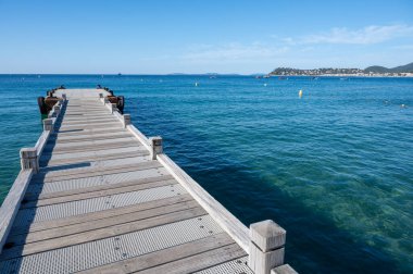 Sabah manzarası berrak mavi su ve Plage du Debarquement rıhtımında beyaz kumlu sahil Cavalaire-sur-Mer ve La Croix-Valmer, Fransız Riviera, Var, Fransa yaz tatili