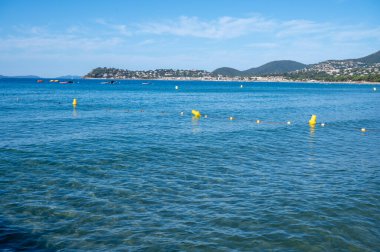 Sabah manzarası berrak mavi su ve Plage du Debarquement rıhtımında beyaz kumlu sahil Cavalaire-sur-Mer ve La Croix-Valmer, Fransız Riviera, Var, Fransa yaz tatili