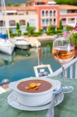Ev yapımı lezzetli balık ya da kıtır ekmekli çorba, bir bardak soğuk gül şarabı ve yat tekneleri ve Fransız Riviera, Fransa 'daki evlerde servis edilir. Provence Gıda