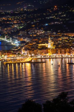 Fransız Rivierası 'nda gece manzarası, Menton' un eski şehir ışıkları ve mavi Akdeniz 'de Fransız-İtalyan sınırı, Monaco, Monte-Carlo, seyahat yeri, panoramik deniz manzarası