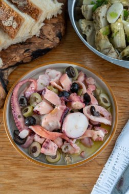 Lezzetli antipasti salatası ya da başlangıç deniz ürünleri tabağı, ızgara ahtapot ligurian tarzı yeşil ve siyah zeytinli İtalyan restoranında servis ediliyor.