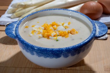 Bahar mevsimi, çiğ beyaz kuşkonmazdan ev yapımı krema çorbası pişmiş yumurta, yeni Hollanda hasadı, Alman beyaz kuşkonmazı.